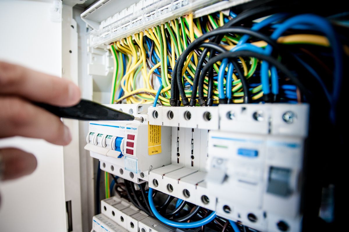 Methods For Circuiting UPS & Inverter With House & Office Wiring